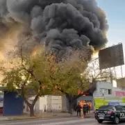 Impactante incendio en pleno centro de Mendoza: ardi un depsito de plsticos