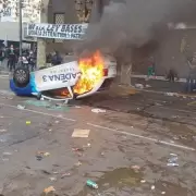 Violencia en el Congreso: incendian un mvil de Cadena 3 y agreden a un periodista