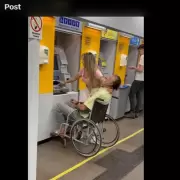 Clip viral: mujer retira dinero usando a un hombre en silla de ruedas muerto?