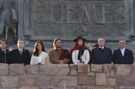 La Vicepresidente con varios gobernadores en el homenaje a Gemes en Salta