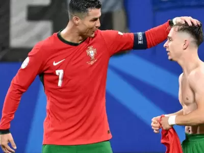 Cristiano Ronaldo acaricia al autor del gol del triunfo luso, Francisco Conceicao