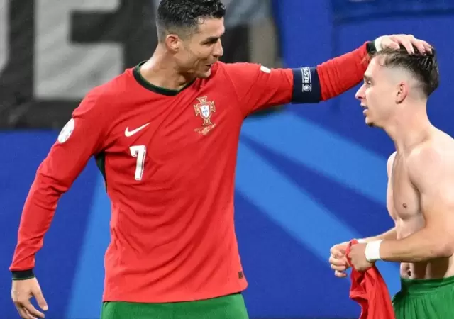 Cristiano Ronaldo acaricia al autor del gol del triunfo luso, Francisco Conceicao