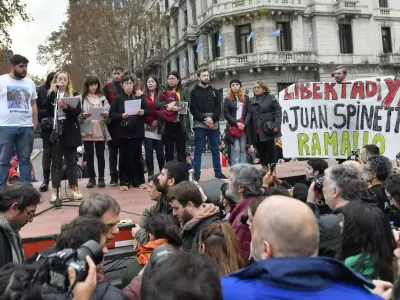 Familiares y dirigentes pidieron la liberaci�n de los detenidos en la Plaza de Mayo.