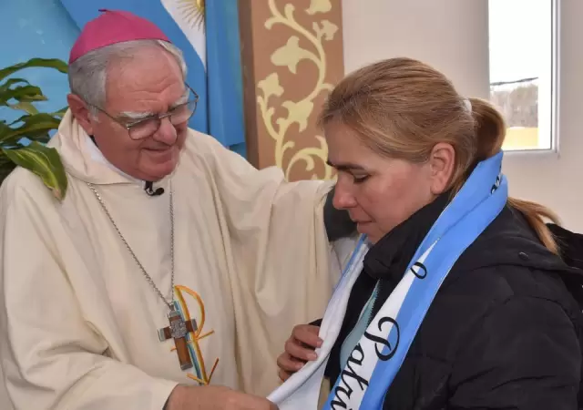 Monseor Oscar Ojea, titular de la Conferencia Episcopal Argentina, homenaje a cocineras de comedores.