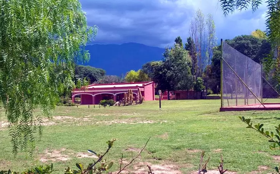 Casa de huspedes y cancha de tenis