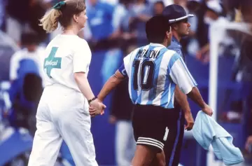 Icnica imagen de Maradona con la enfermera.