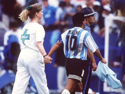 Icnica imagen de Maradona con la enfermera.