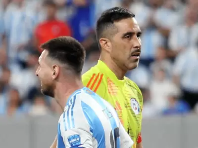 Claudio Bravo y Leo Messi. El arquero fue figura.