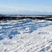 El motivo por el cual se congelaron las olas del mar en Tierra del Fuego