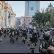 Fuerzas militares abandonan el centro de La Paz rumbo a sus cuarteles