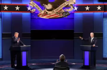 Trump y Biden durante un debate en Cleveland el 30 de septiembre de 2020 (EFE/Jim Lo Scalzo)
