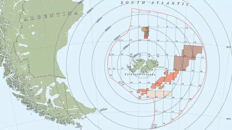 Las zonas de exploracin, no avaladas por Argentina, estn marcadas como cuadrantes en color alrededor de las Islas Malvinas