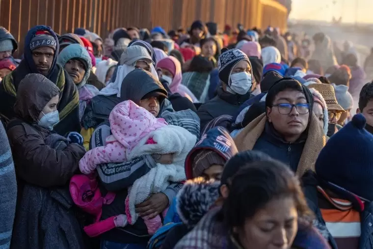 Inmigrantes acampados junto a la valla fronteriza en El Paso en diciembre. (John Moore / Getty Images)