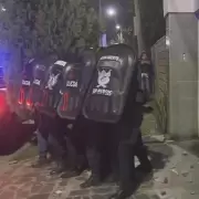 Traslado de Laudelina:  la polica desaloj a los vecinos con gases y balas de goma