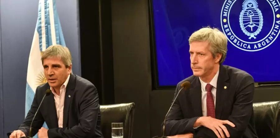 El ministro de Economa, Luis Caputo, y el presidente del Banco Central, Santiago Bausili, anunciando la "segunda etapa" del plan econmico.