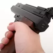 Estudiantes encontraron un arma en un descampado y la usaron para jugar