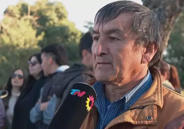 Jos� Pe�a habl� con la prensa local sobre la desaparici�n de su hijo.