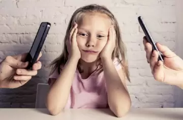 Advierten a padres que no atienden a sus hijos por adicciones digitales