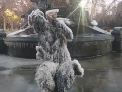 Fuente de los Continentes del Parque General San Mart�n en Mendoza, congelada por el fr�o extremo en la provincia cuyana.