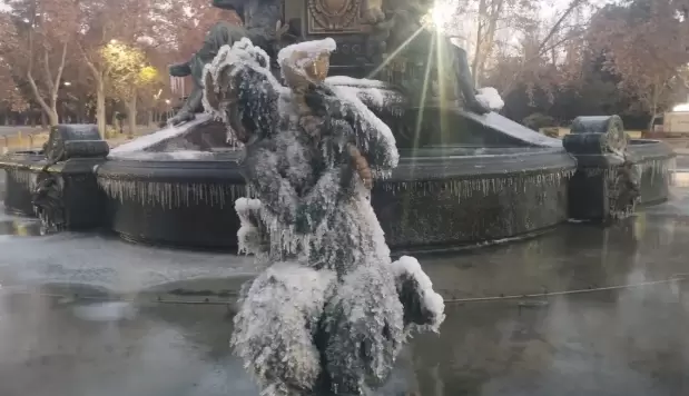 Fuente de los Continentes del Parque General San Martn en Mendoza, congelada por el fro extremo en la provincia cuyana.