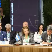 En el Mercosur, Mondino llamó a "terminar con barreras arancelarias"