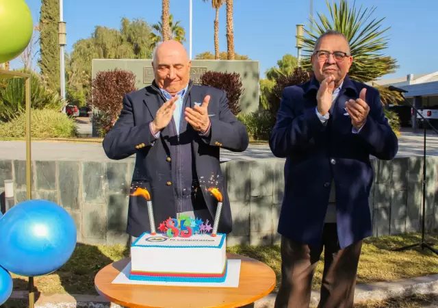 El Presidente del Consejo Directivo, doctor Emilio Luis Magnaghi Soler, festejando los 85 aos de la empresa.