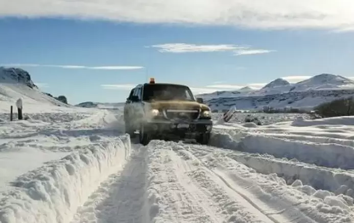 Los efectivos de la Gendarmera Nacional Argentina patrullan rutas tapadas de nieve con el fin de repasar a posibles lugareos varados.