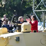 Milei y Villarruel se subieron a un tanque durante el desfile militar