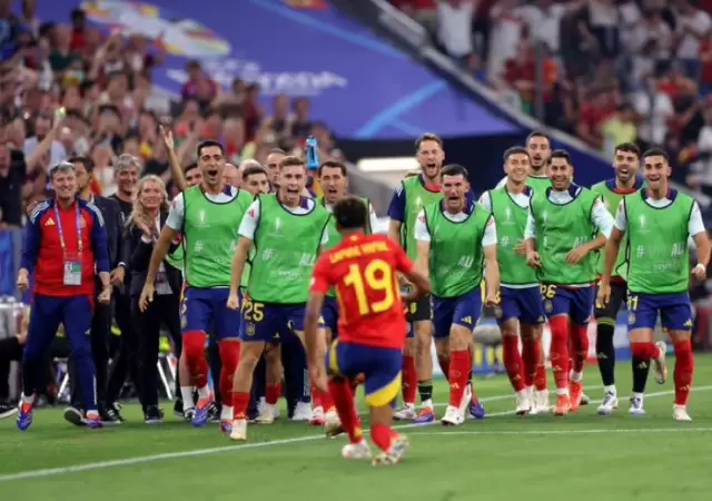 Yamal sale a festejar su gol con los suplentes de Espaa