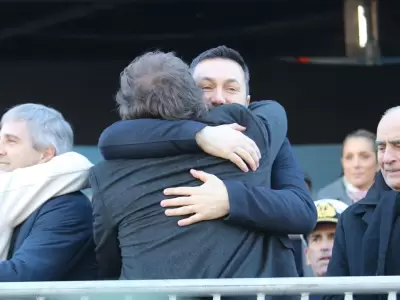 Abrazo entre Petri y el Presidente