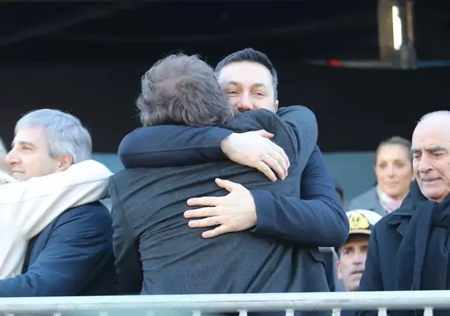 Abrazo entre Petri y el Presidente