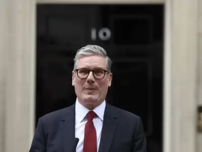 Keir Starmer frente al 10 de Downing Street