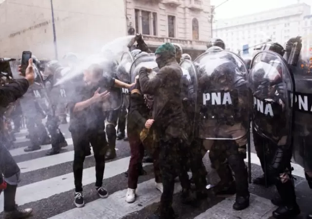 Accionar de la Polica durante las manifestaciones populares.