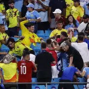 Escndalo: jugadores uruguayos a las pias con hinchas colombianos