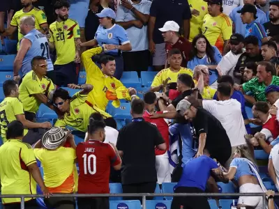 Desmanes en las tribunas entre hinchas colombianos y jugadores uruguayos.