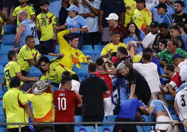 Desmanes en las tribunas entre hinchas colombianos y jugadores uruguayos.