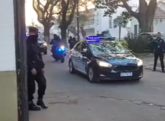 Momento en el que iniciaba el traslado de los deportistas galos que debern comparecer ante la Justicia de Mendoza.