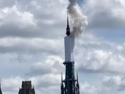 Incendio la torre de la catedral de Notre Dame.