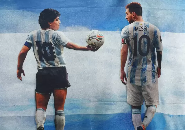 Diego Maradona y Lionel Messi con la mtica 10 argentina.