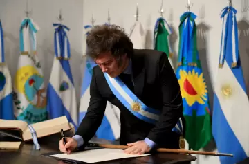 Javier Milei en la firma del Pacto de Mayo.