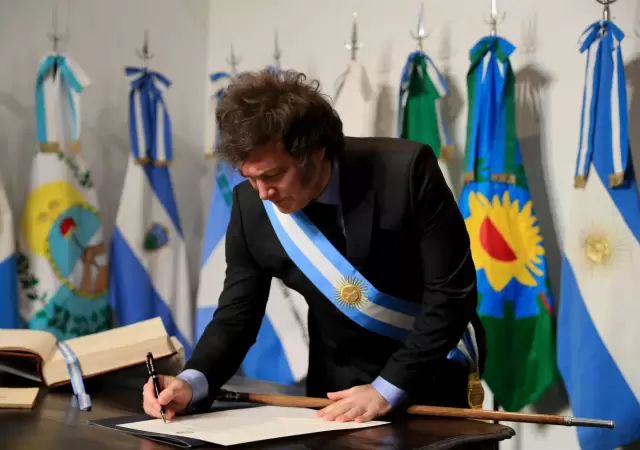 Javier Milei en la firma del Pacto de Mayo.