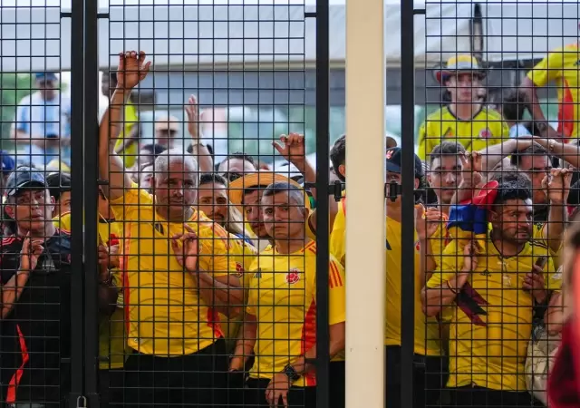 Hinchas colombianos esperando para ingresar a la final