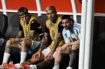 Messi llora en el banco junto a Paredes y Garnacho