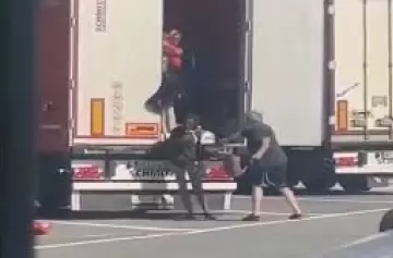 La actitud brutal del camionero qued grabada en un video.