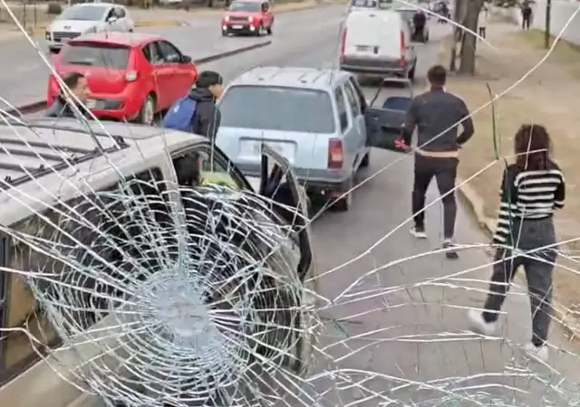 Video: conductor descontrolado ataca a un colectivero con un trabavolante