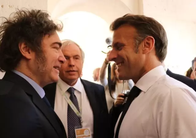 Javier Milei y Emmanuel Macron en la cumbre del 67 en Italia.