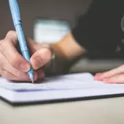 Esto revela tener letra pequeña sobre tu personalidad según la grafología