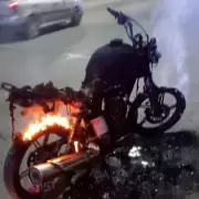 Un hombre incendió su moto durante un control de tránsito en Rosario