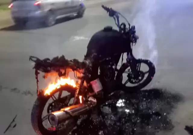 Moto incendiada