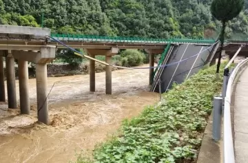 Se derrumb un puente sobre el ro Jianqin